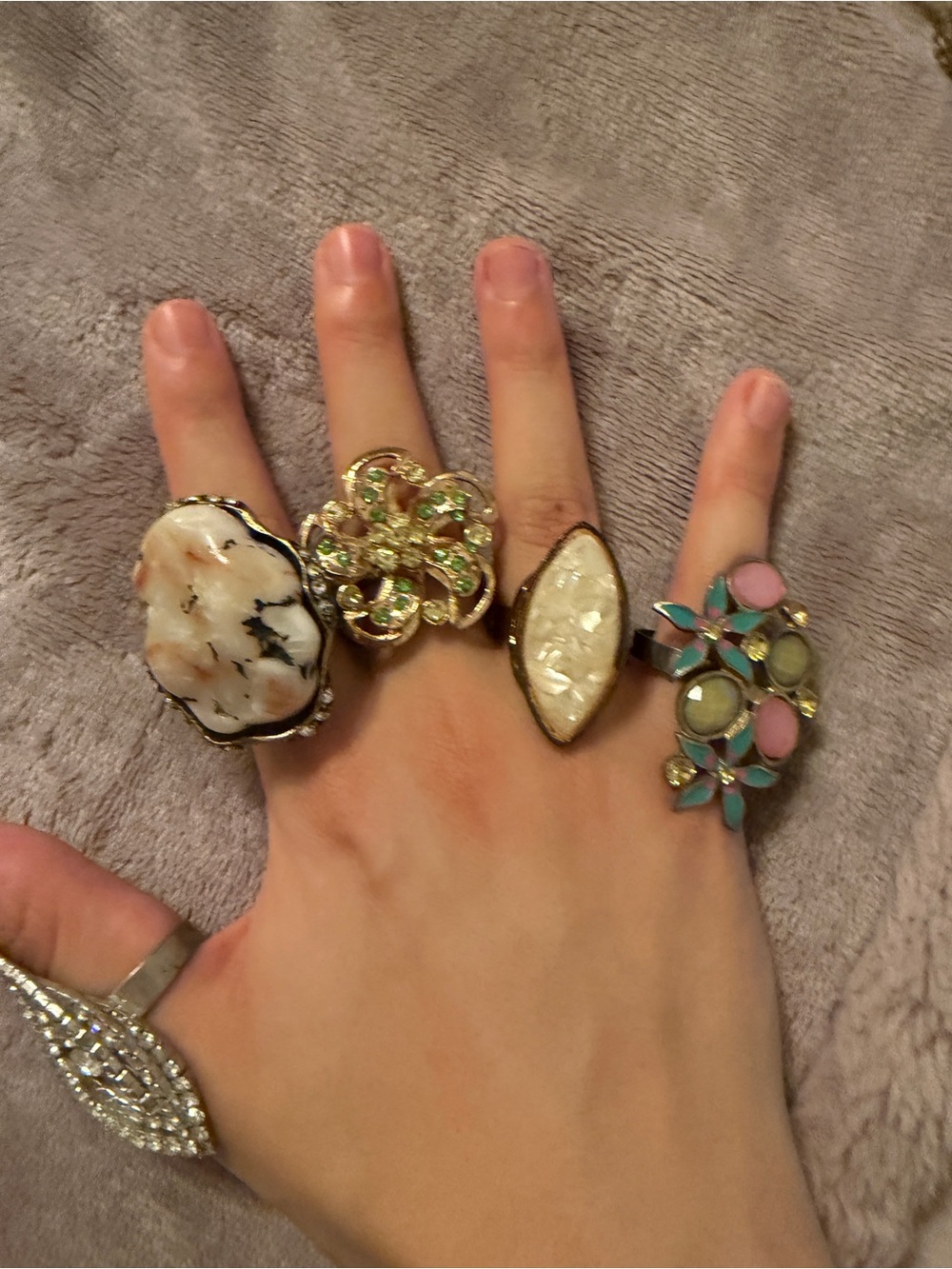 vintage women’s ring collection. 30+ rings & more assorted jewelry - Picture 3 of 10